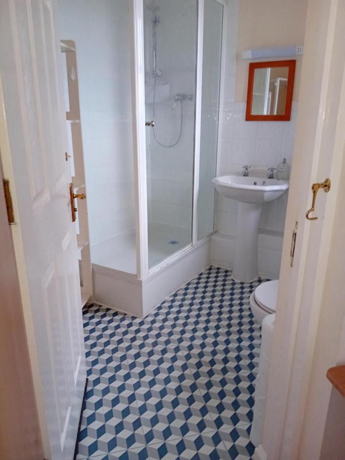 Ensuite Double Room London Bagian luar foto